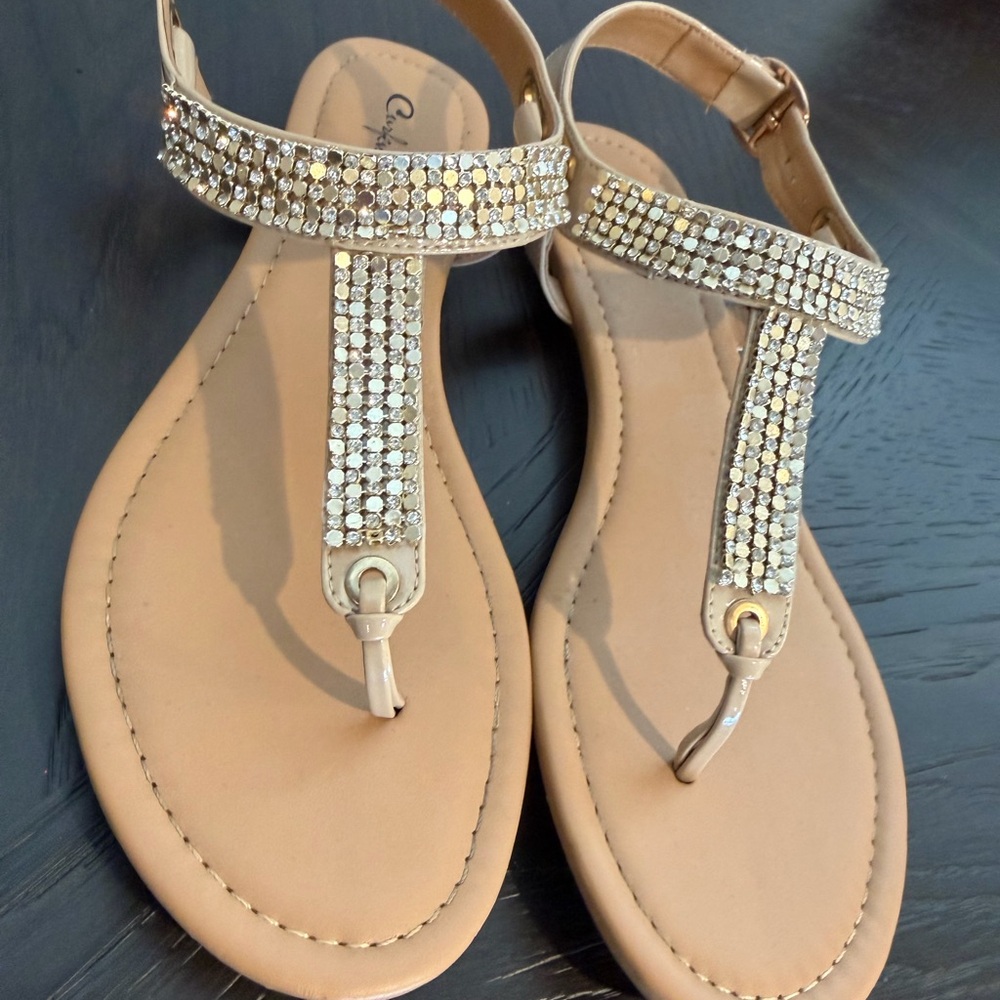 NWOT-size 7 CURFEW brand thong sandal with rhinestone detailing w/side buckle